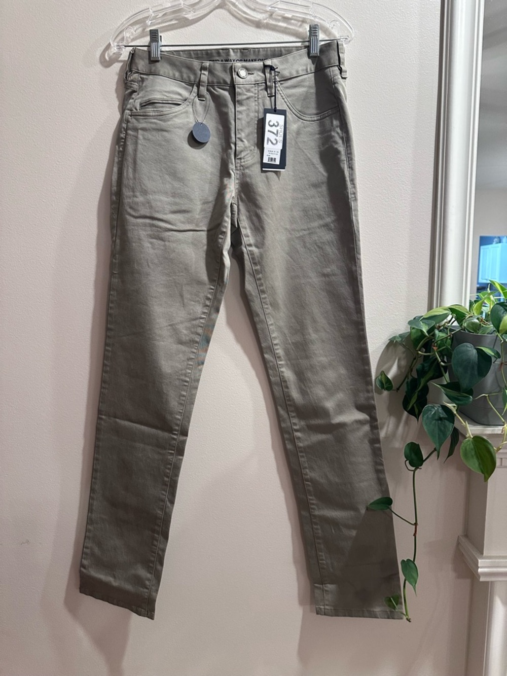 RHONE Skinny Jeans in khaki
